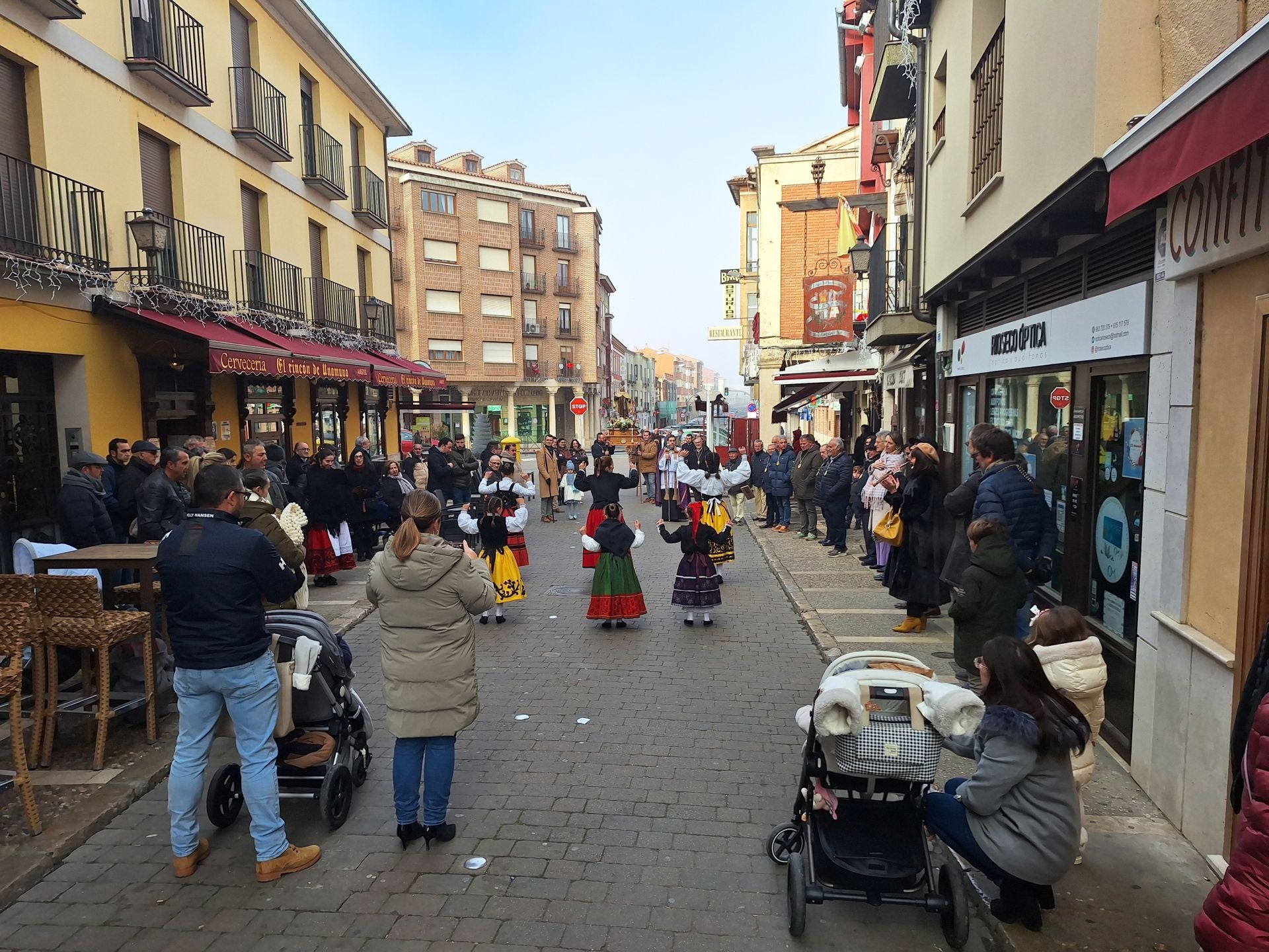 La procesión de la cofradía de San Juan de la Cruz de Rioseco, en imágenes