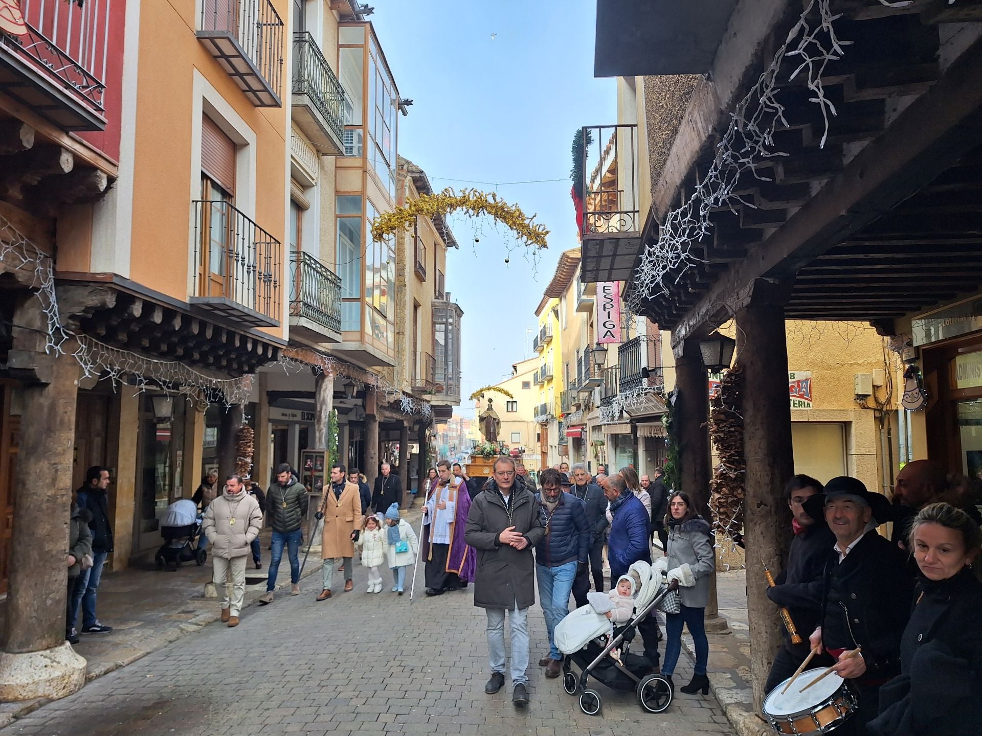 La procesión de la cofradía de San Juan de la Cruz de Rioseco, en imágenes