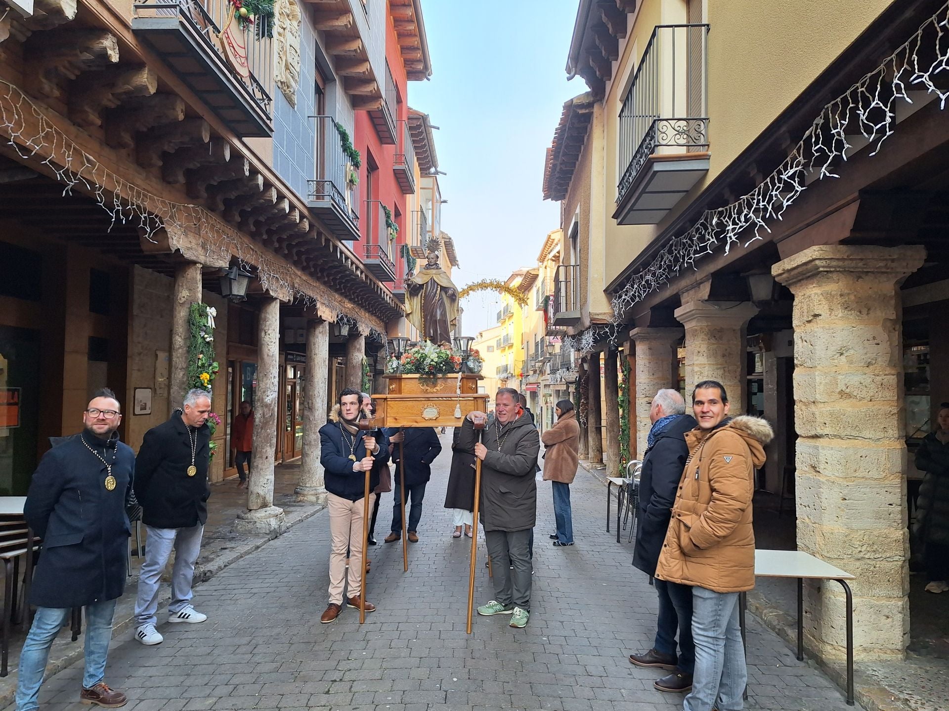 La procesión de la cofradía de San Juan de la Cruz de Rioseco, en imágenes