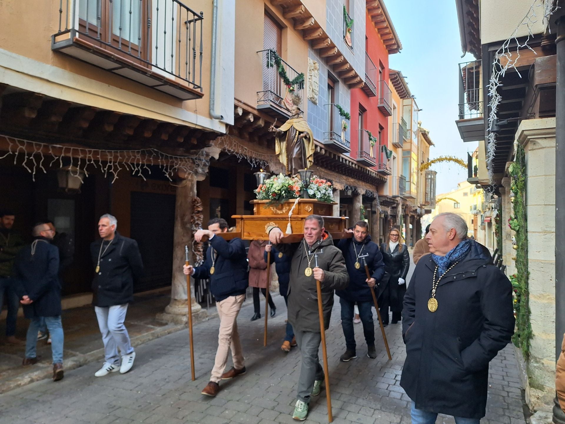 La procesión de la cofradía de San Juan de la Cruz de Rioseco, en imágenes
