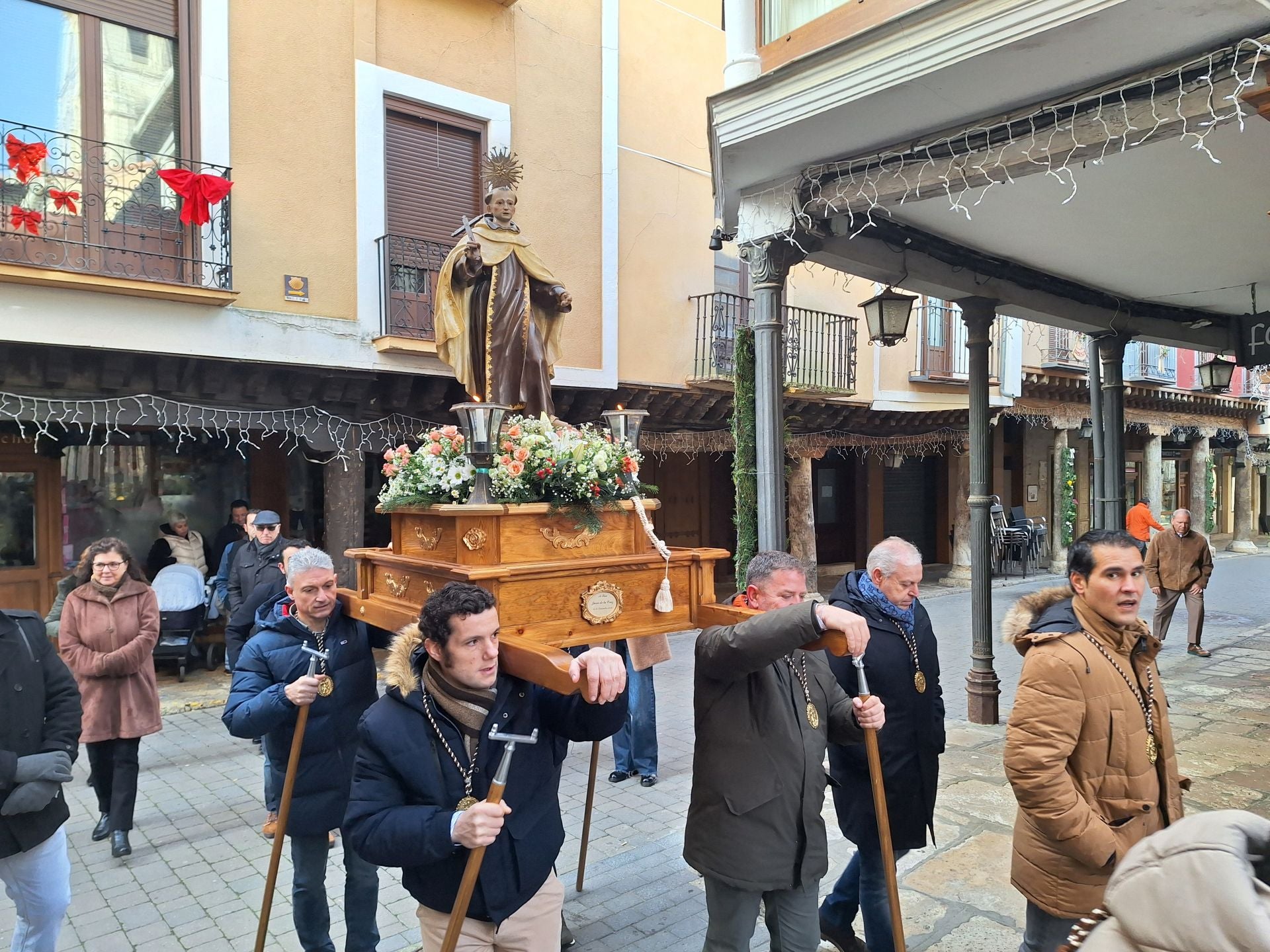 La procesión de la cofradía de San Juan de la Cruz de Rioseco, en imágenes