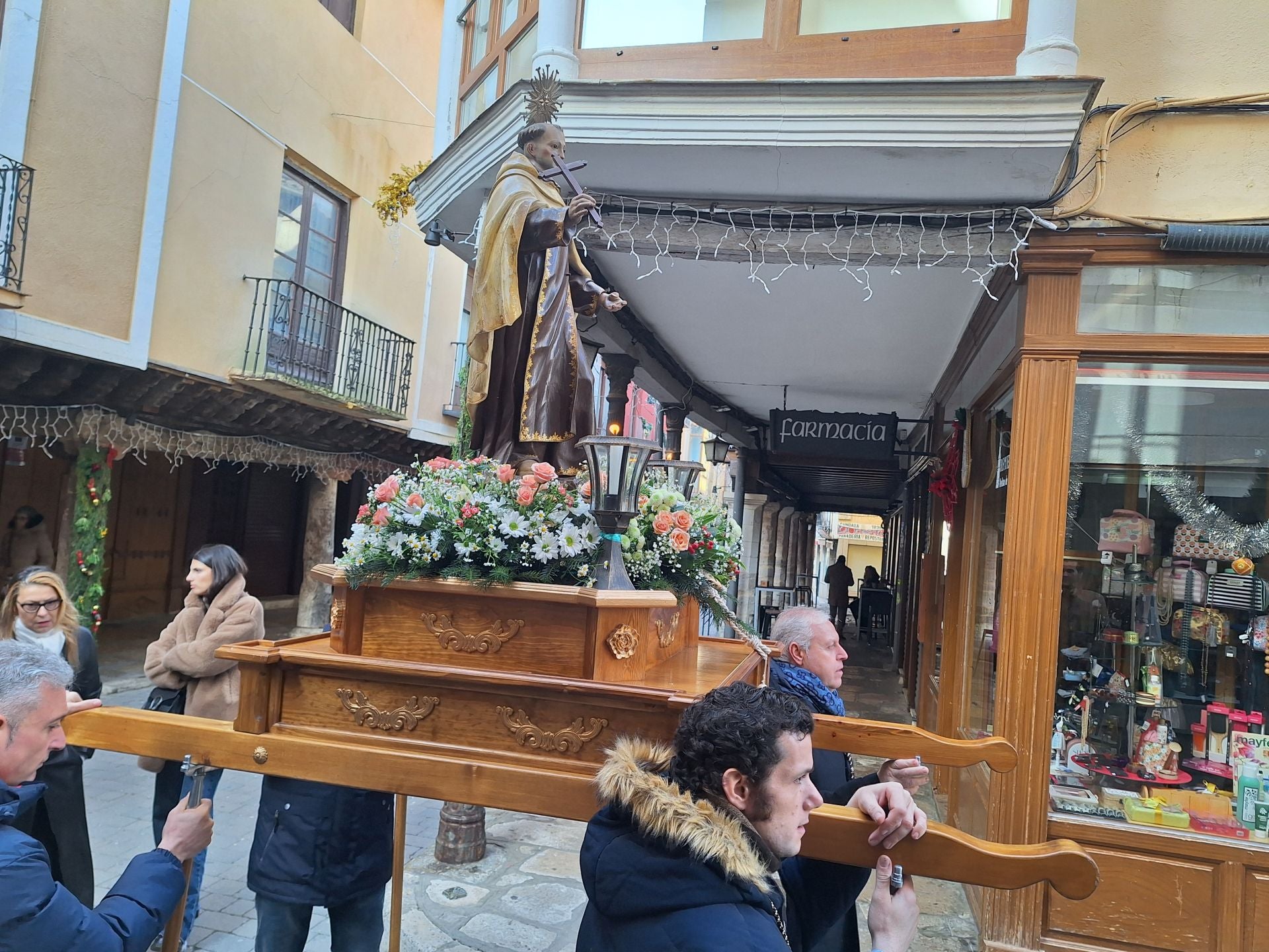 La procesión de la cofradía de San Juan de la Cruz de Rioseco, en imágenes