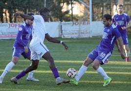 Duelo intenso entre la delantera del Palencia CF y los defensores del Becerril.