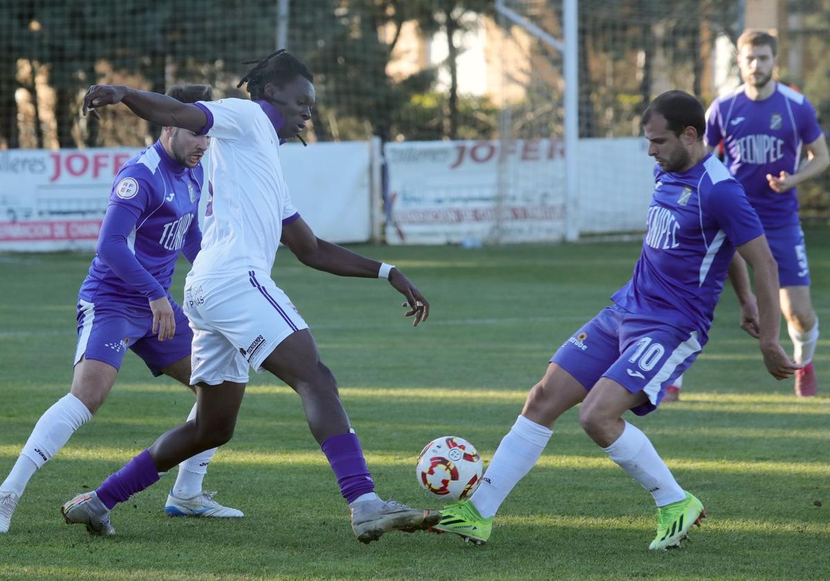 Duelo intenso entre la delantera del Palencia CF y los defensores del Becerril.