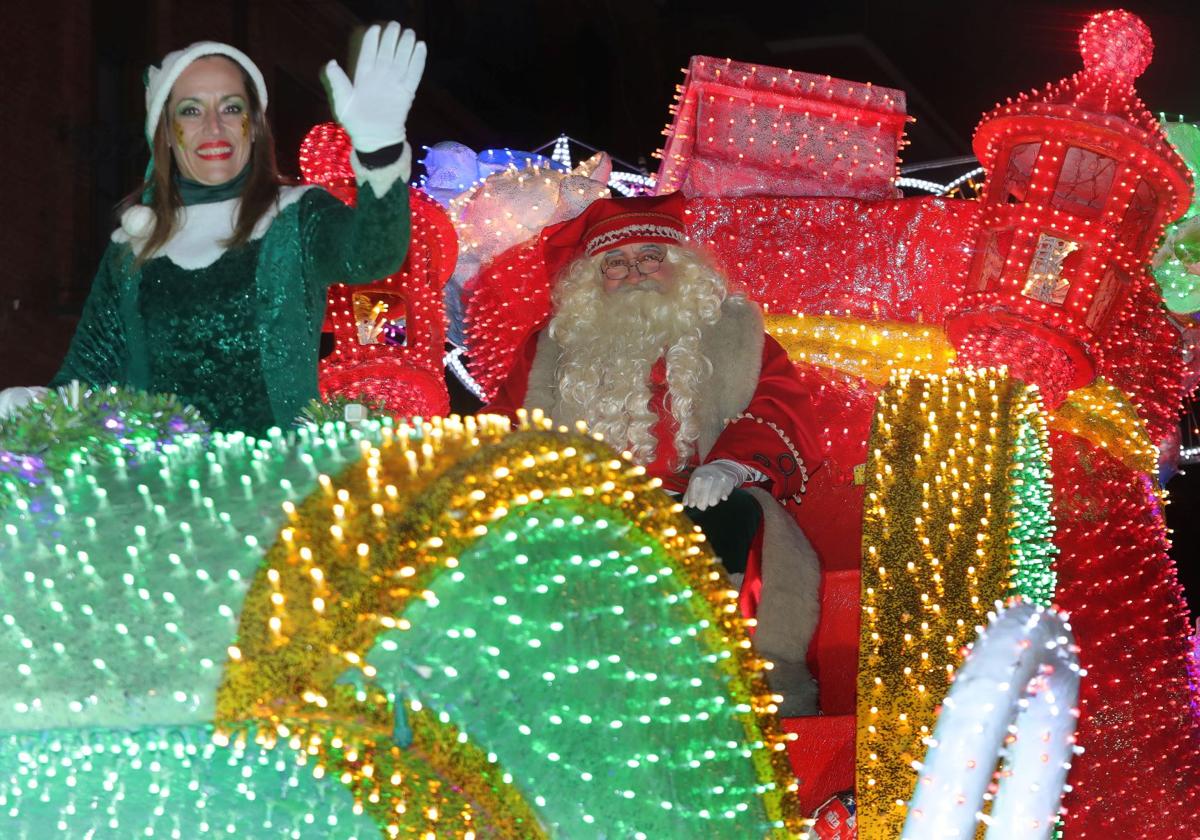 Papá Noel desfila en su carroza por Palencia.