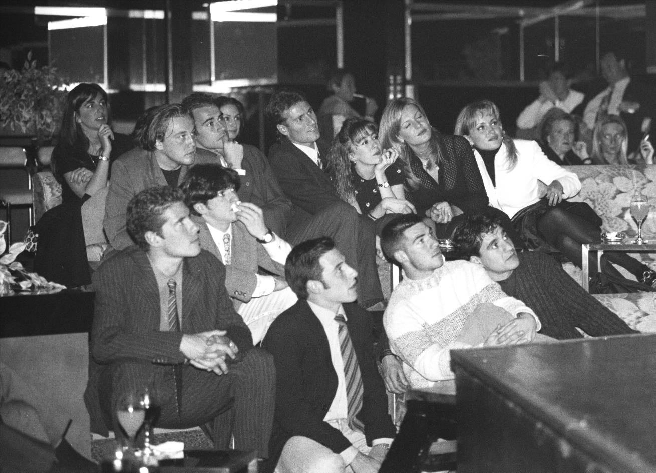 Un grupo de jóvenes ve un partido del Real Valladolid durante una fiesta navideña en el Casino. 18 de diciembre de 1996.