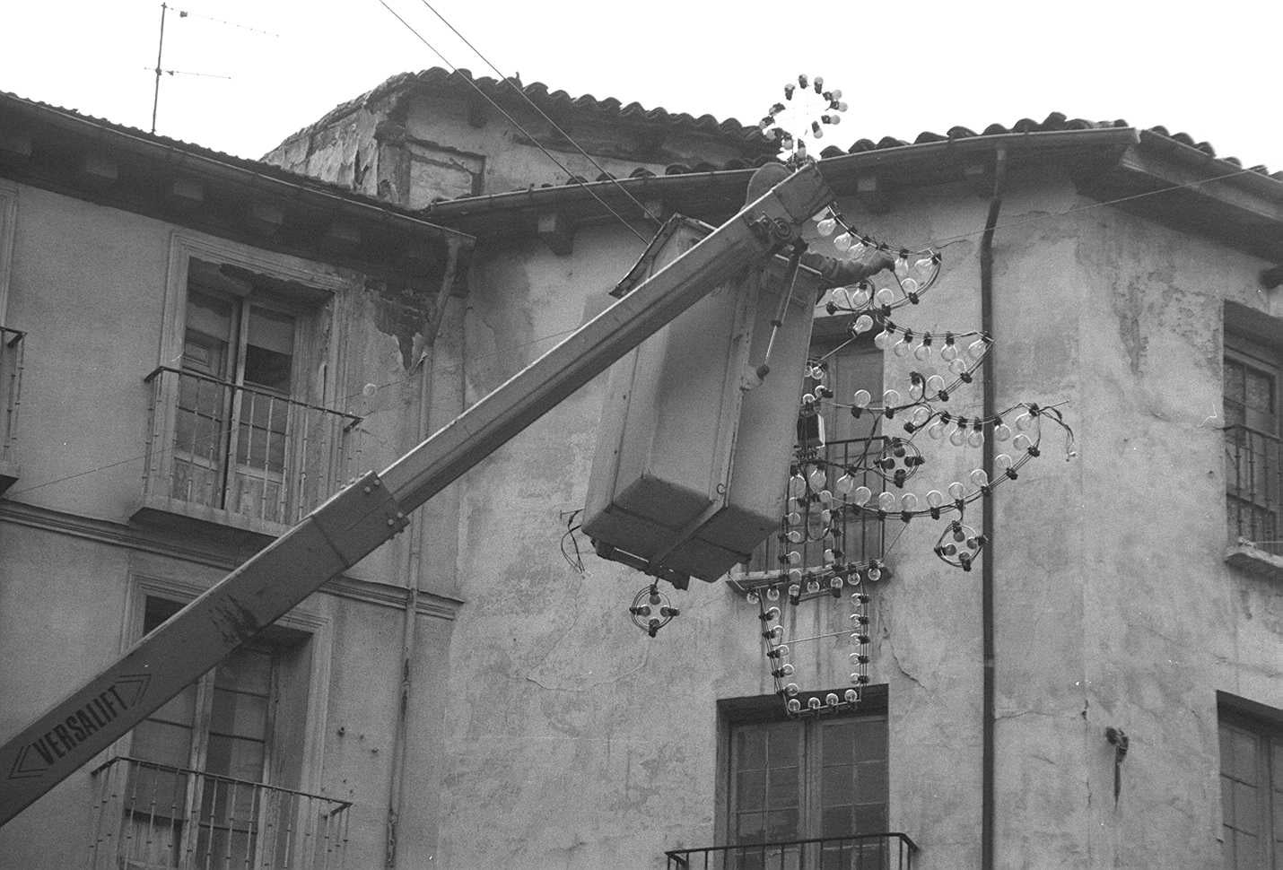 Instalación de las luces de Navidad en la calle Cebadería. 3 de diciembre de 1997.