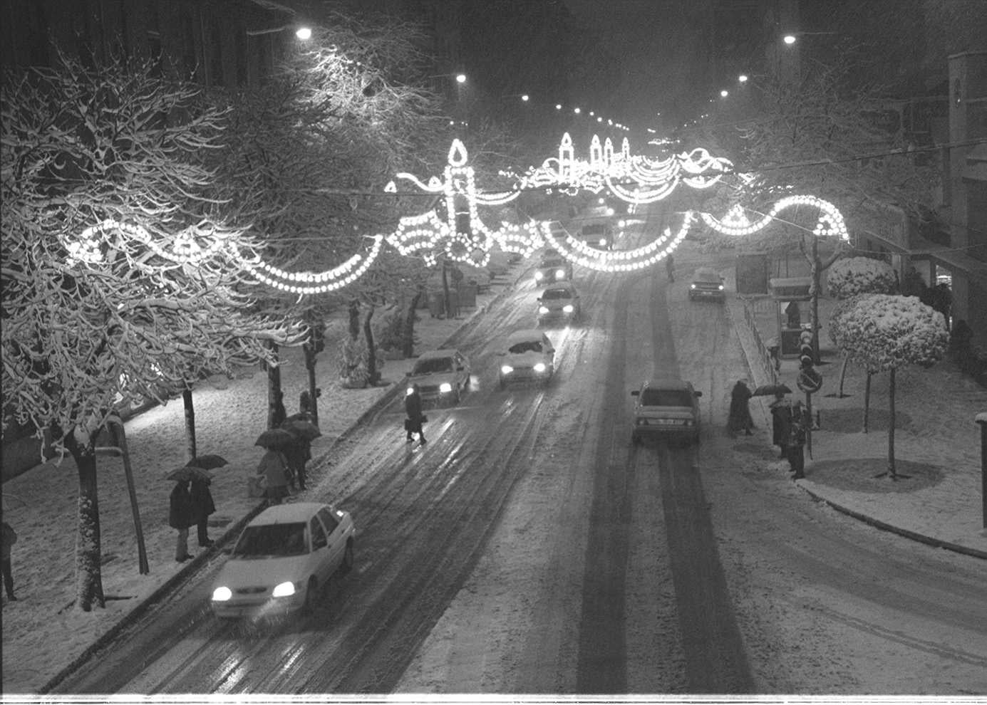 Luces y nieve en la calle Puente Colgante. 16 de diciembre de 1997.