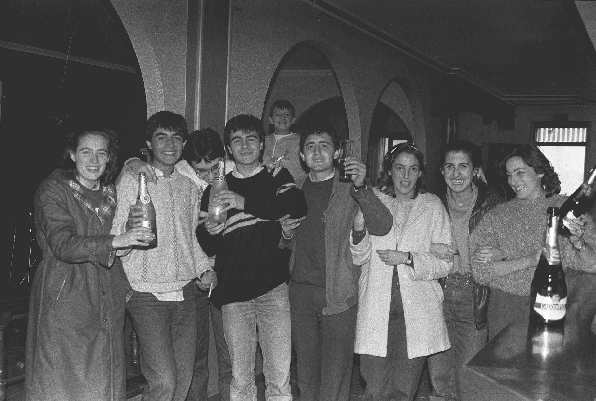 Jóvenes celebran el primer premio del Gordo de Navidad que ha caído en la localidad vallisoletana de Iscar. 21 de diciembre de 1984