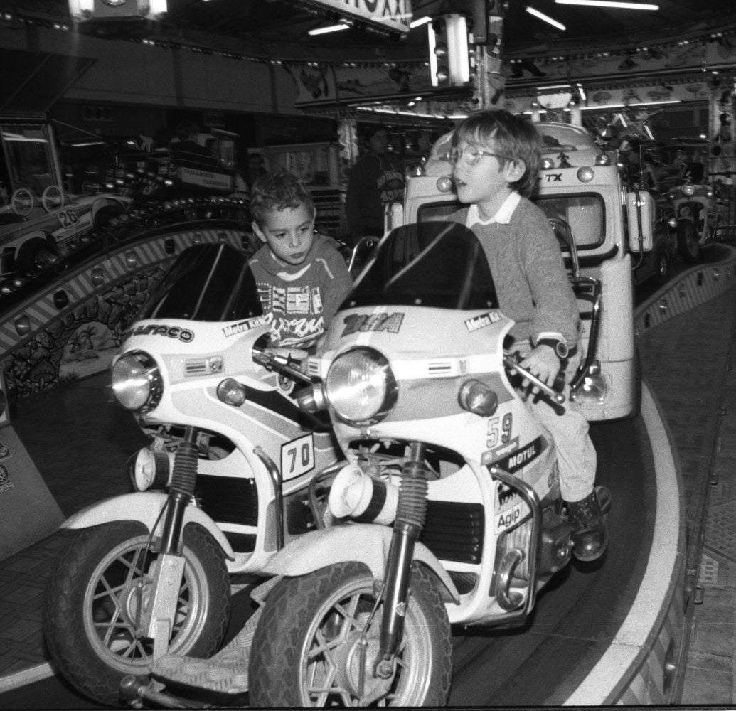 Dos niños disfrutan de las atracciones en Navival, en la Feria de Valladolid. 20 de diciembre de 1996.