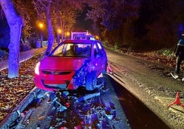 Estado en el que quedó uno de los coches accidentados en la noche de este sábado.