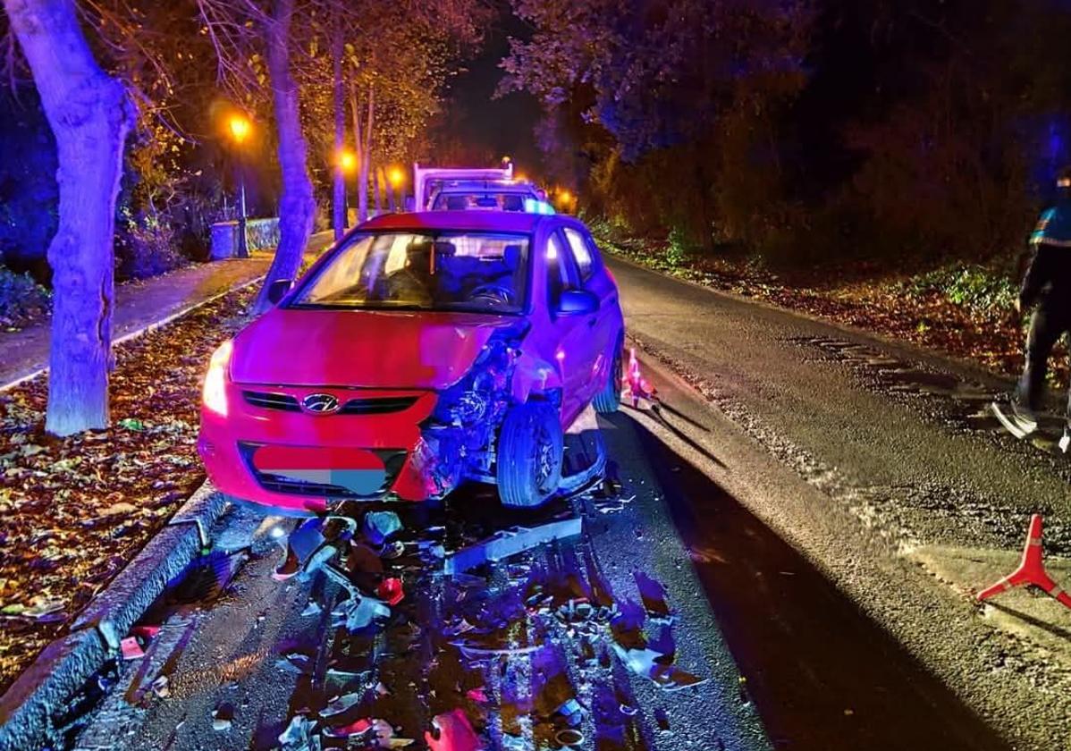 Estado en el que quedó uno de los coches accidentados en la noche de este sábado.