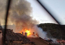 Imagen de archivo del incendio de una chimenea en el núcleo de Santibáñez de Ayllón.