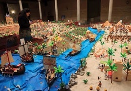 Una visitante admira los detalles del belén de Playmobil de la Diputación de Segovia, que consta de cerca de 10.000 piezas