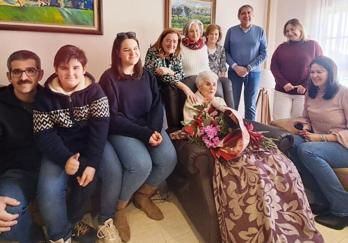 Isidora Moreno Briz, tras ella sus tres hijas, junto a sus nietos y biznietos, el alcalde y la teniente-alcalde en su domicilio donde recibió el homenaje de todos los vecinos de Íscar por su 100 cumpleaños.