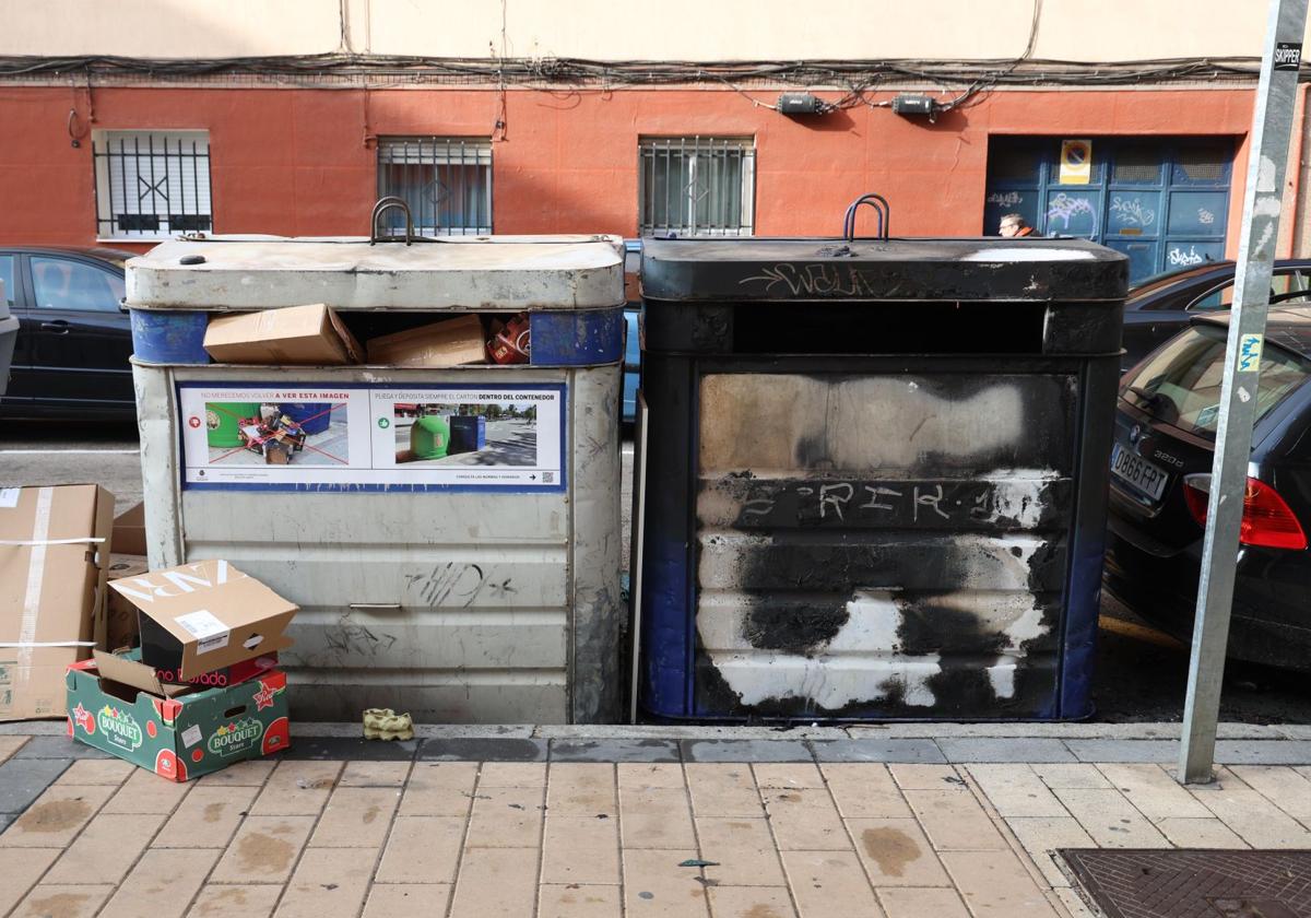 Contenedores quemados en la calle Joaquín María Jalón.