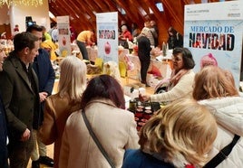 El presidente de la Diputación, Conrado Íscar, durante su visita al mercado de Navidad de la Diputación.