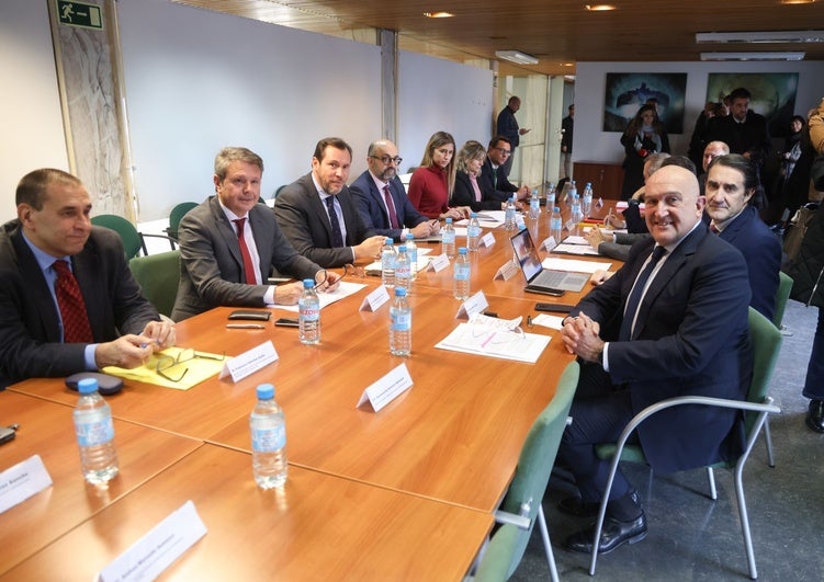 Reunión de la comisión de seguimiento del convenio de integración, este lunes, en la estación de Valladolid, con Óscar Puente, Jesús Julio Carnero y Juan Carlos Suárez-Quiñones.