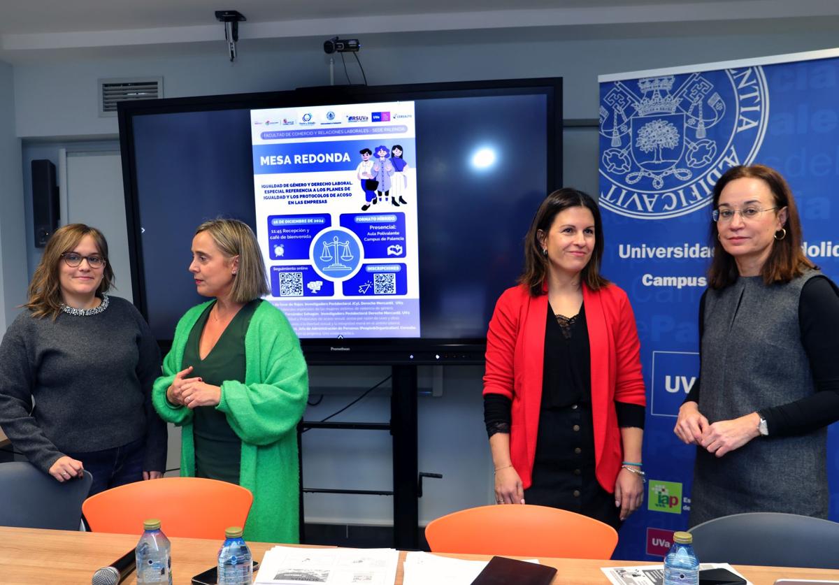 Amalia Rodríguez, a la derecha, con las otras ponentes de la mesa redonda.