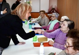 La consejera de Empleo, Leticia García, este lunes durante una visita a Alzheimer León.