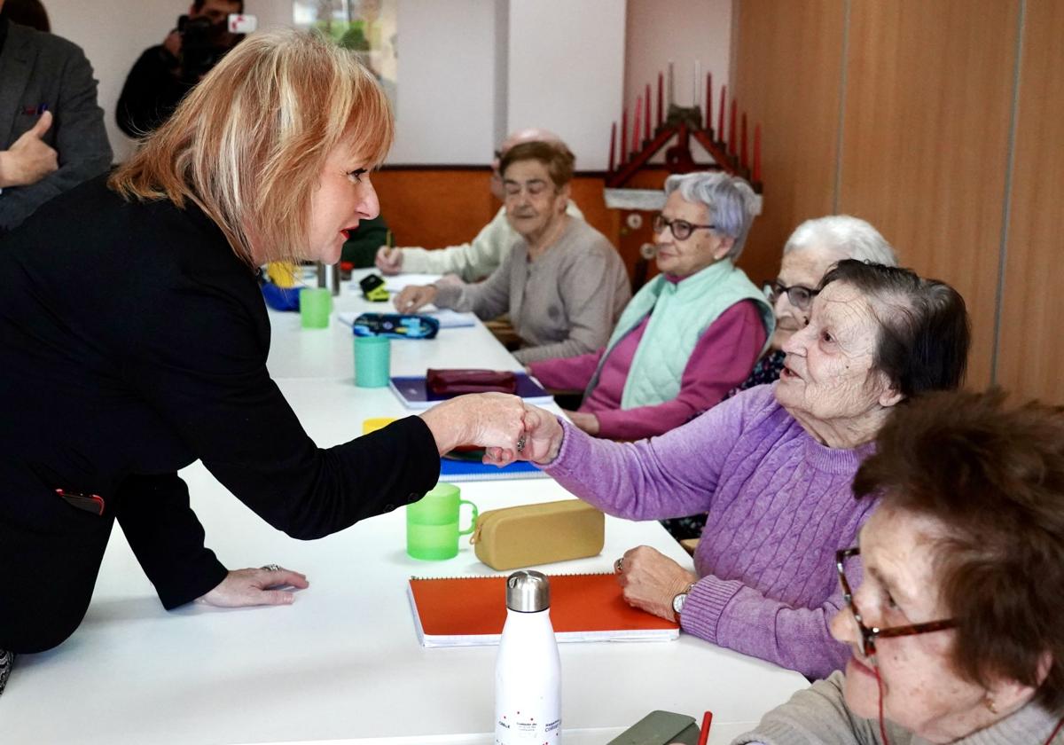 La consejera de Empleo, Leticia García, este lunes durante una visita a Alzheimer León.