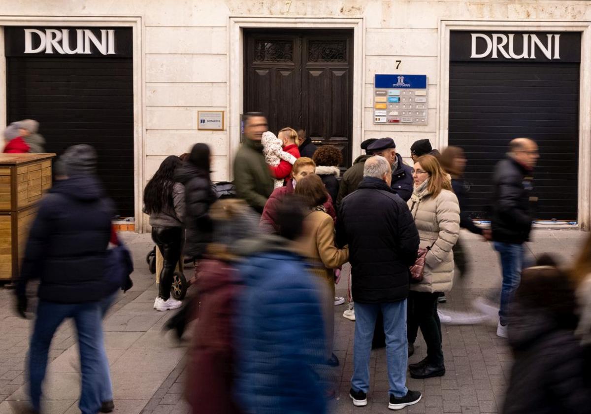 Los carteles de la marca Druni, instalados en el antiguo Zara de Santiago con Constitución.