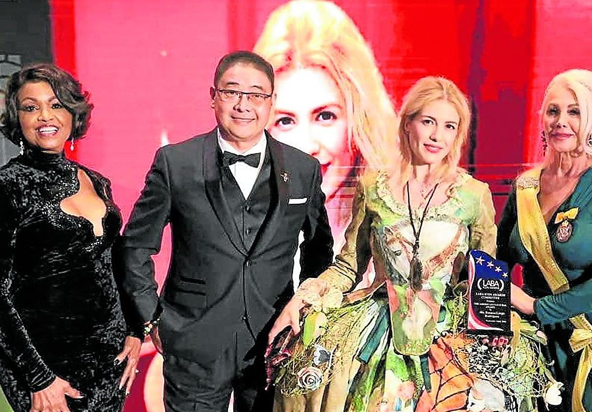 Rosana Largo, con el premio del LABA a la Cultura Americana en Beverly Hills, posa junto al señor Zhou, la cantante Stephanie Spruill y la princesa Cantrell.