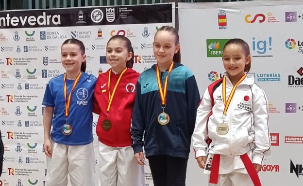 Alba Alconada, a la izquierda, con sus compañeras de podio de la Final de la Liga Nacional Iberdrola en Pontevedra.