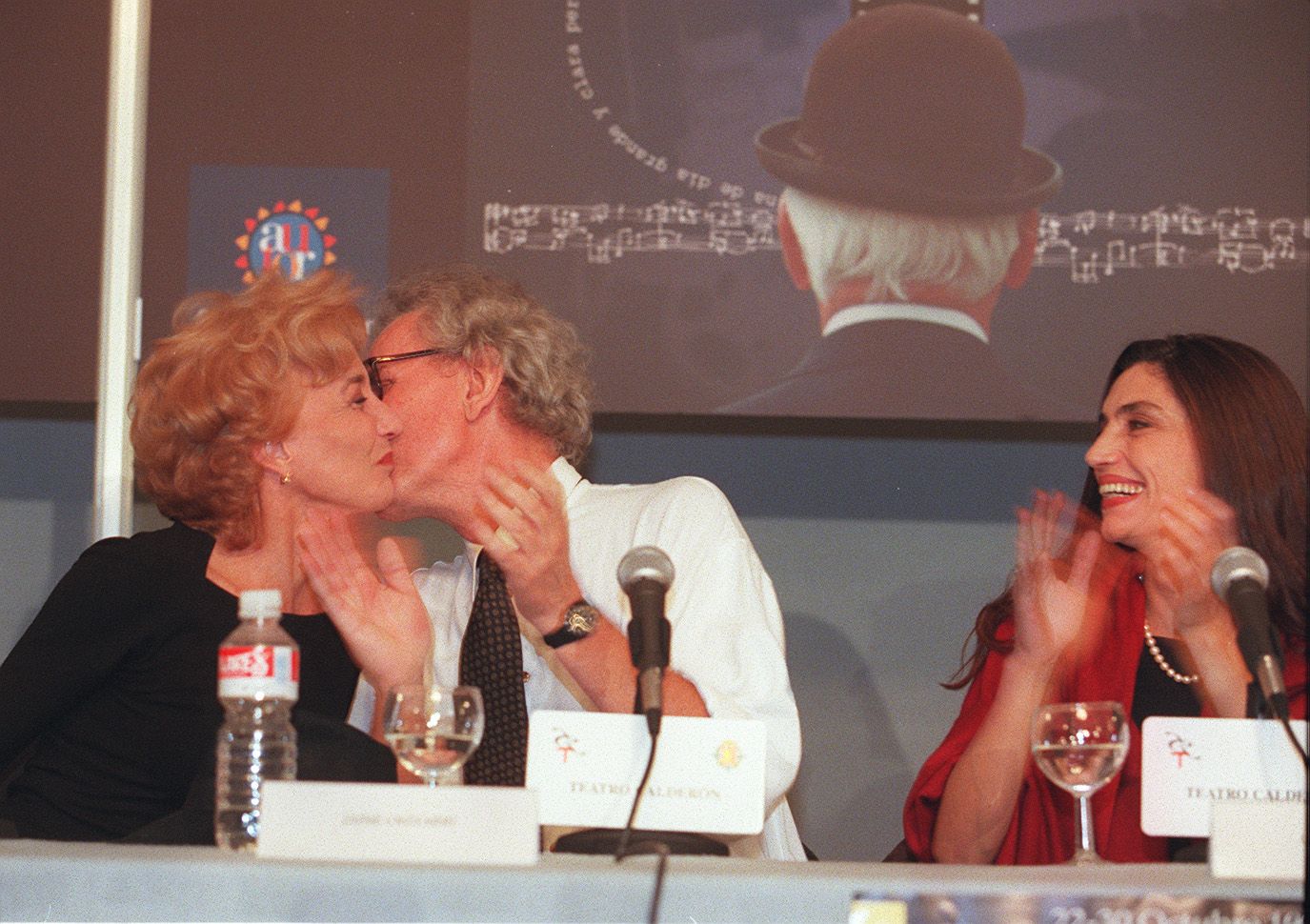 Jaime Chávarri besa a marisa Paredes bajo la atenta mirada de Angela Molina. 1999