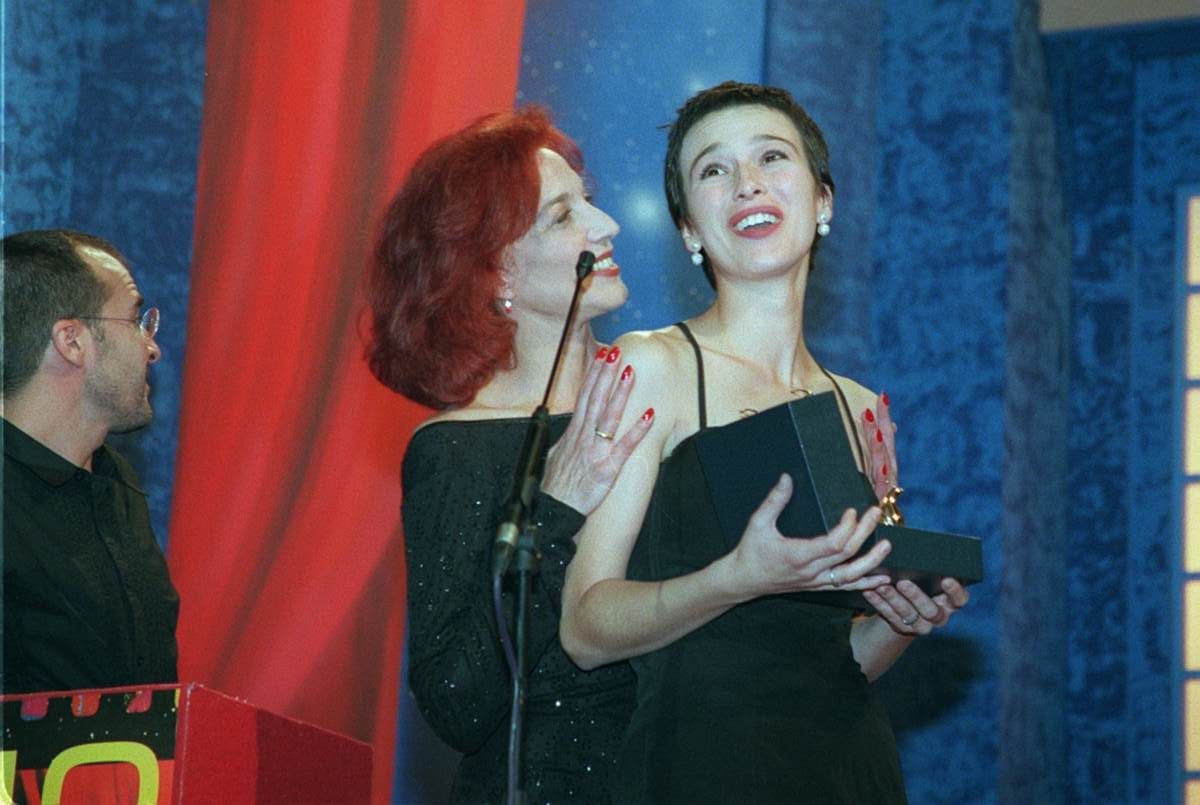 Marisa Paredes felicita a Ariadna Gil después de entregarla el premio a la mejor actriz durante la clausura de la 43 edición de la Seminci de 1998