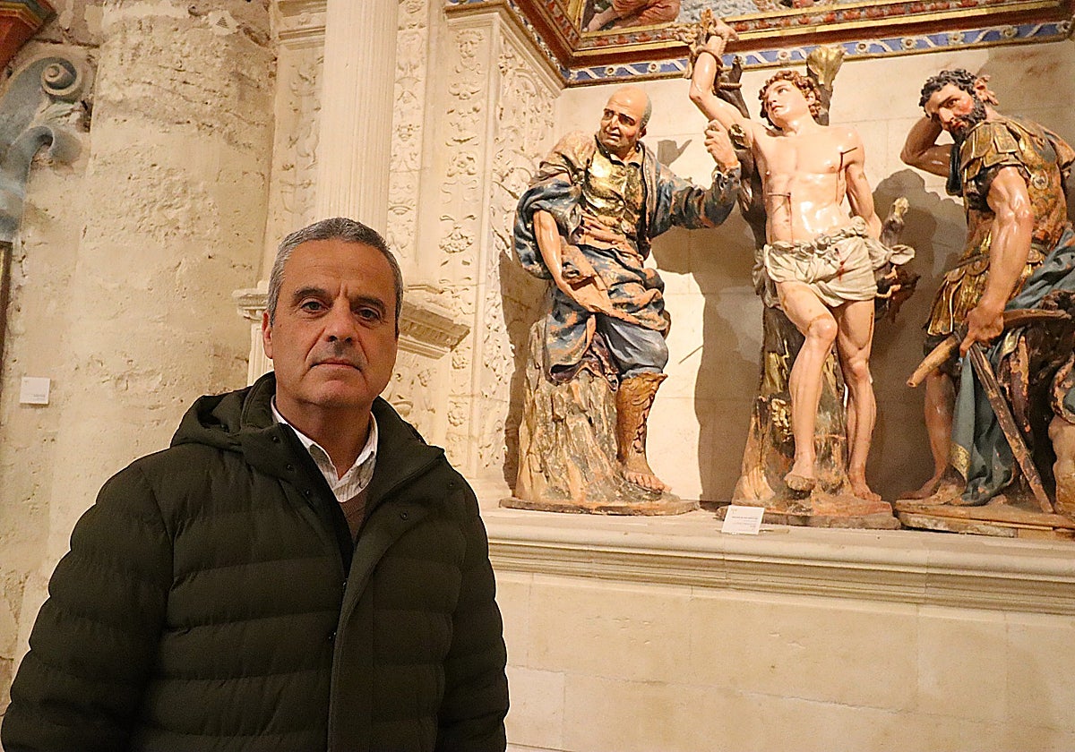 Miguel García Marbán, en el Museo de San Francisco, junto al San Sebastián de Juan de Juni