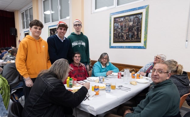 Una de las mesas junto con los voluntarios en la Parroquia de la Inmaculada.