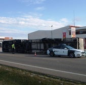 Vuelca un camión en la avenida Puente Blanca de Íscar