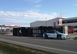 La Guardia Civil regula el tráfico junto al camión volcado.