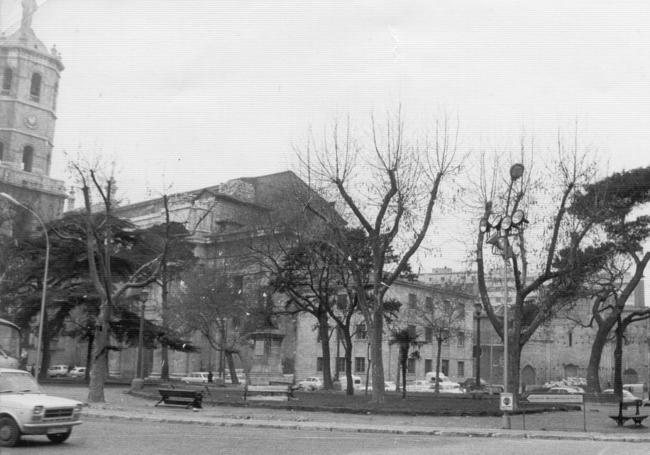 Hacia 1975. Al fondo los restos de la colegiata antes de que se plantaran los cipreses.