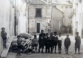 Niños fotografiados en la calle Don José Canalejas de Segovia.