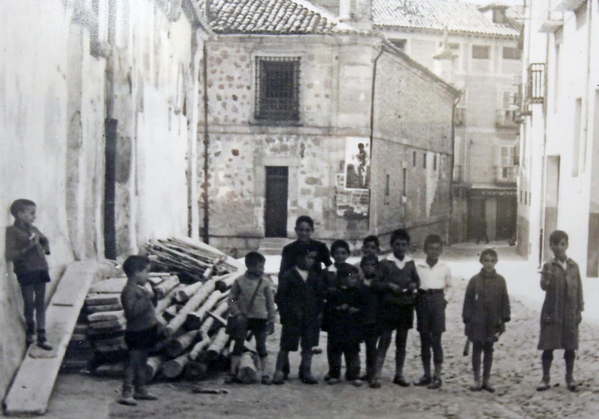 Niños fotografiados en la calle Don José Canalejas de Segovia.