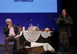 Cándido Abril observa a la directora de Programación de la UPP, Concha Lobejón, durante su intervención en el Principal.