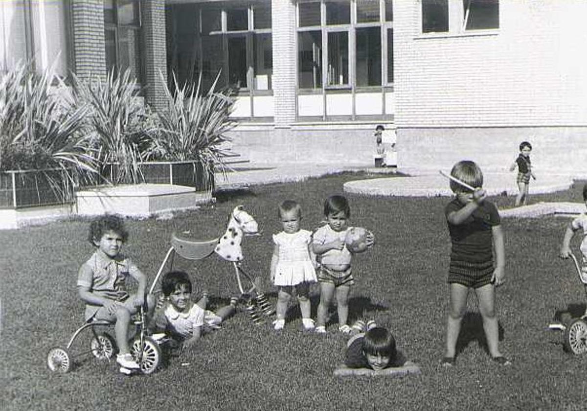 Niños jugando en el jardín de la Casa Cuna de Arturo Eyries en 1974.