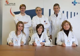 Los especialistas David Pérez, Luis Tamayo y José María Eiros, Marta Domínguez-gil, Alicia Armentia y Aurora Sacristán posando con el libro en el Hospital Río Hortega