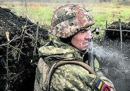 Un soldado ucraniano, en un parapeto del frente bélico, en una imagen de principios de diciembre.