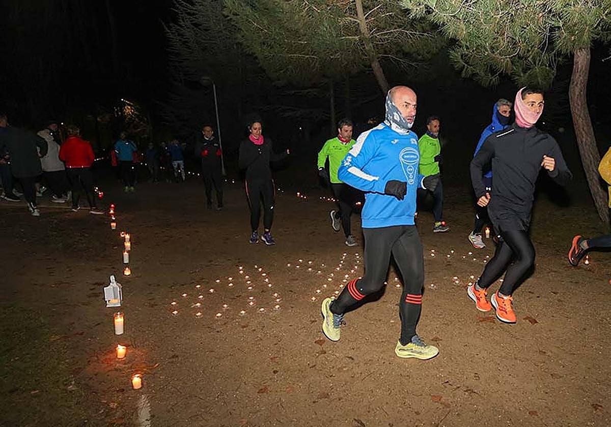 Participantes en la actividad, sorten las velas del suelo para ejercitarse, esta noche en Isla Dos Aguas.