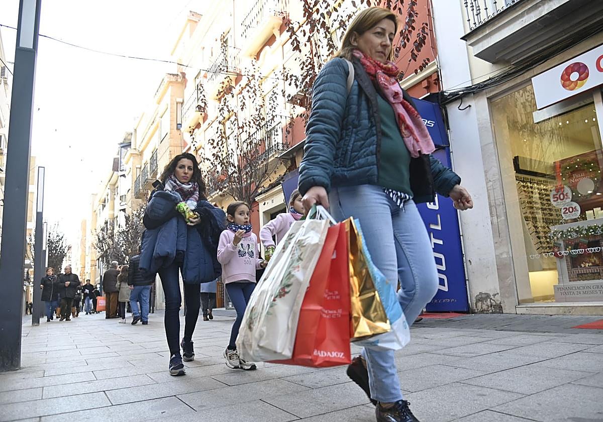 Calle transitada por compras navideñas.