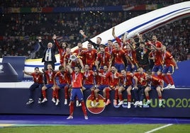 La selección de fútbol celebra la consecución de la Eurocopa.