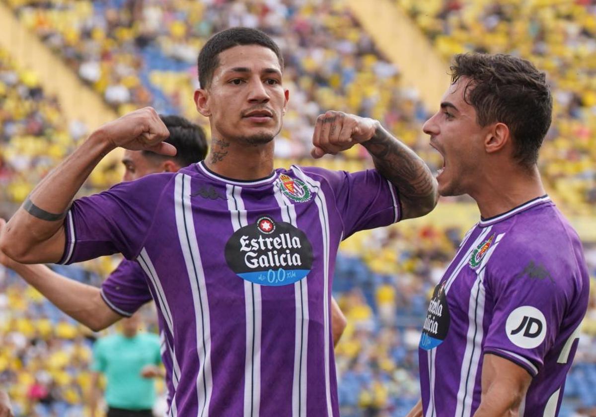 Marcos André (izquierda) celebra el gol anotado con el Real Valladolid ante la UD Las Palmas hace dos jornadas junto a Lucas Rosa.