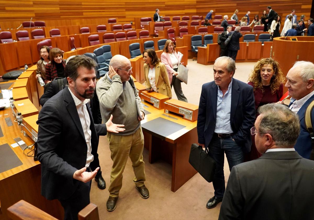 El portavoz socialista Luis Tudanca junto a otros parlamentarios tras la última votación referida a la designación de una terna para cubrir una plaza de magistrado en el Pleno de las Cortes.