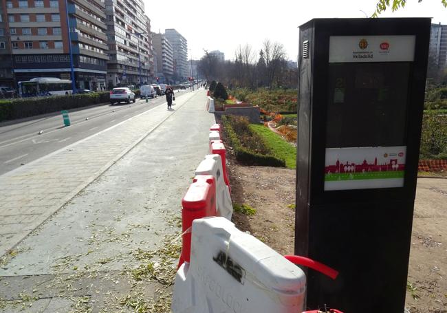 El contador de ciclistas, ahora apagados, está ya colocado junto al futuro carril bici al borde de La Rosaleda.