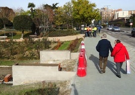 Los viandantes pasean por el futuro carril bici junto a las escalinatas y la rampa (al fondo) en reconstrucción de La Rosaleda.