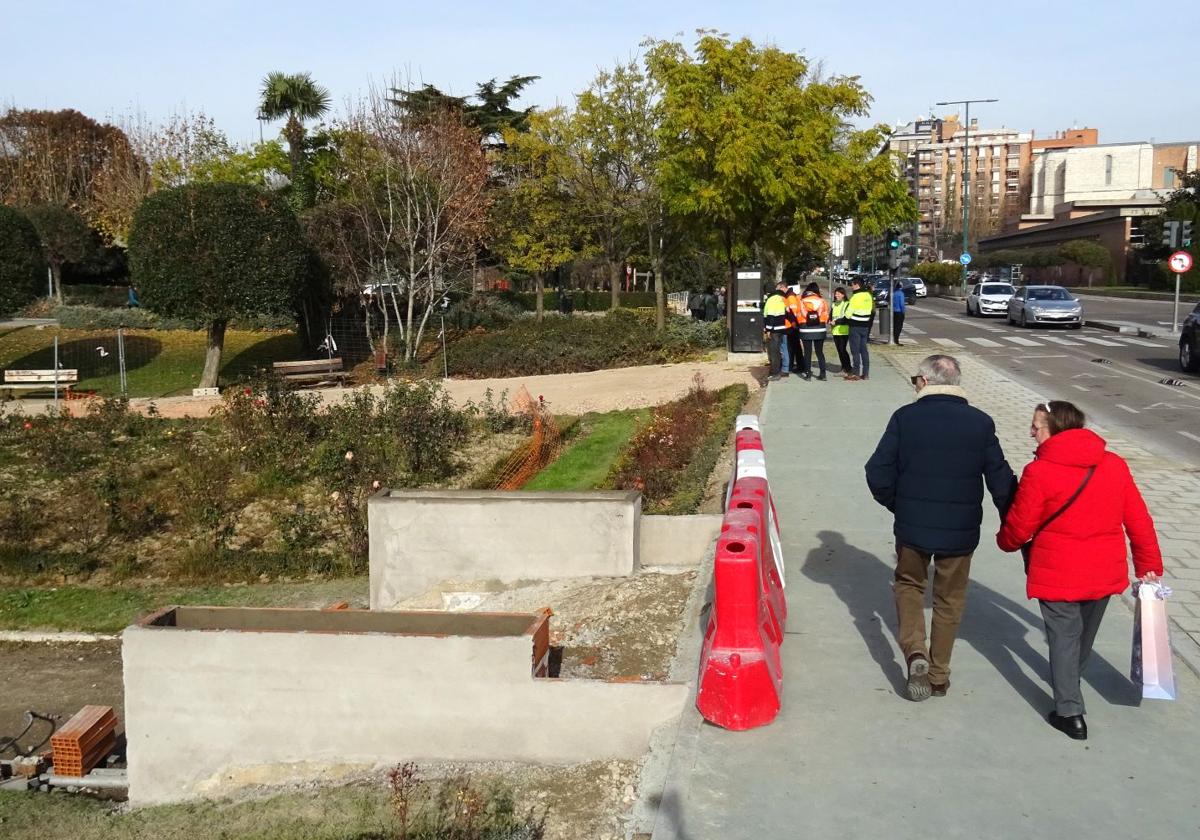 Los viandantes pasean por el futuro carril bici junto a las escalinatas y la rampa (al fondo) en reconstrucción de La Rosaleda.