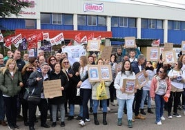 Los trabajadores de Bimbo protestan contra el cierre ante la fábrica el pasado 17 de octubre.